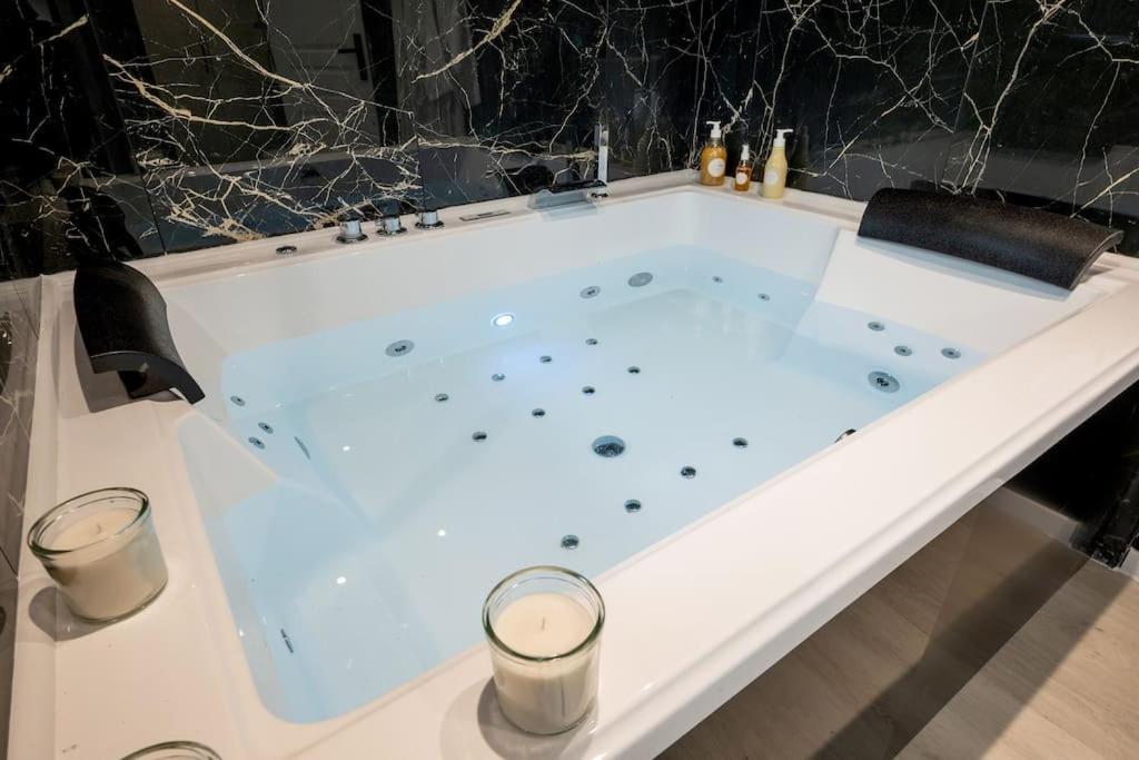 * Love Room Jacuzzi * Aubie-et-Espessas 外观 照片