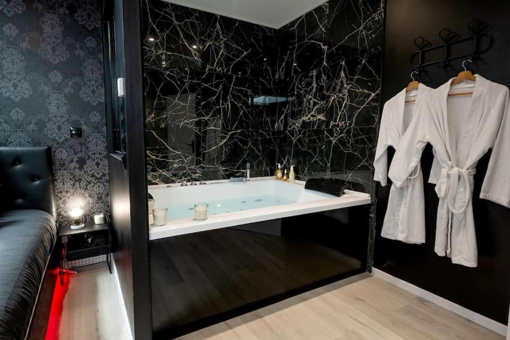 * Love Room Jacuzzi * Aubie-et-Espessas 外观 照片